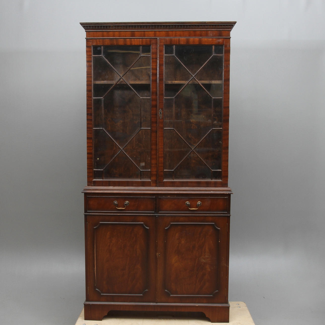 VITRINSKÅP, 2 delat, engelsk stil, 1900-talets andra hälft.