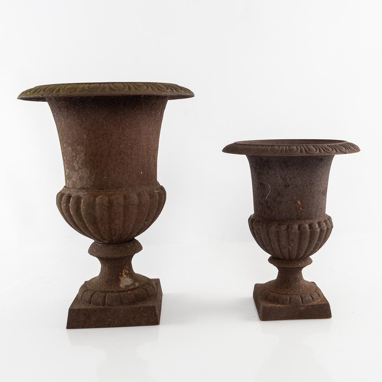 Et sæt med 2 støbejerns haveurner.