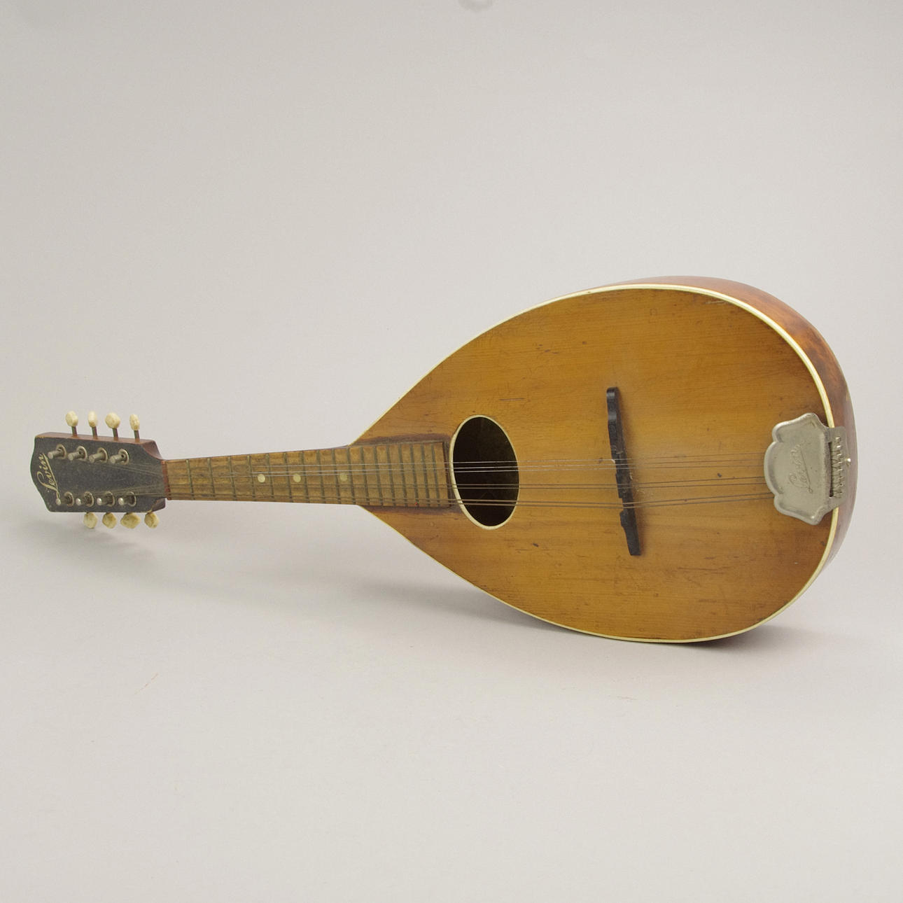 MANDOLIN, Levin.