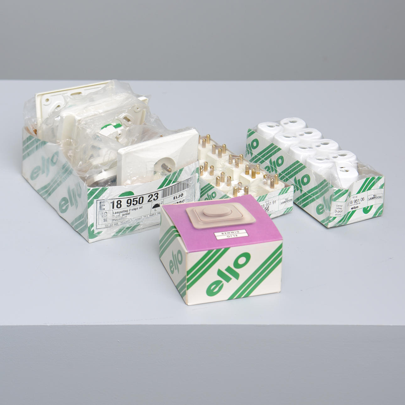 ENCHUFES Y ENCHUFES PARA LÁMPARAS.