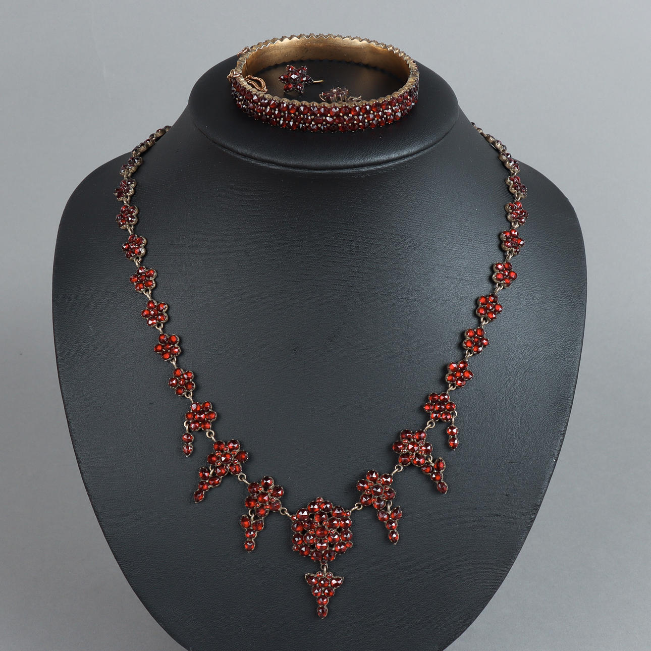 COLLIER OCH ARMBAND med granater.