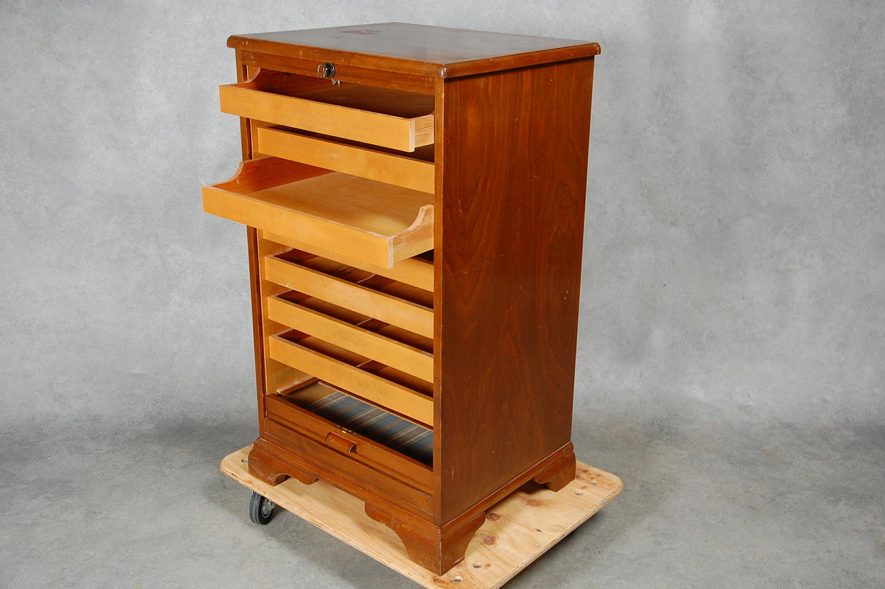 ARKIVSKÅP 1900-talets första hälft.