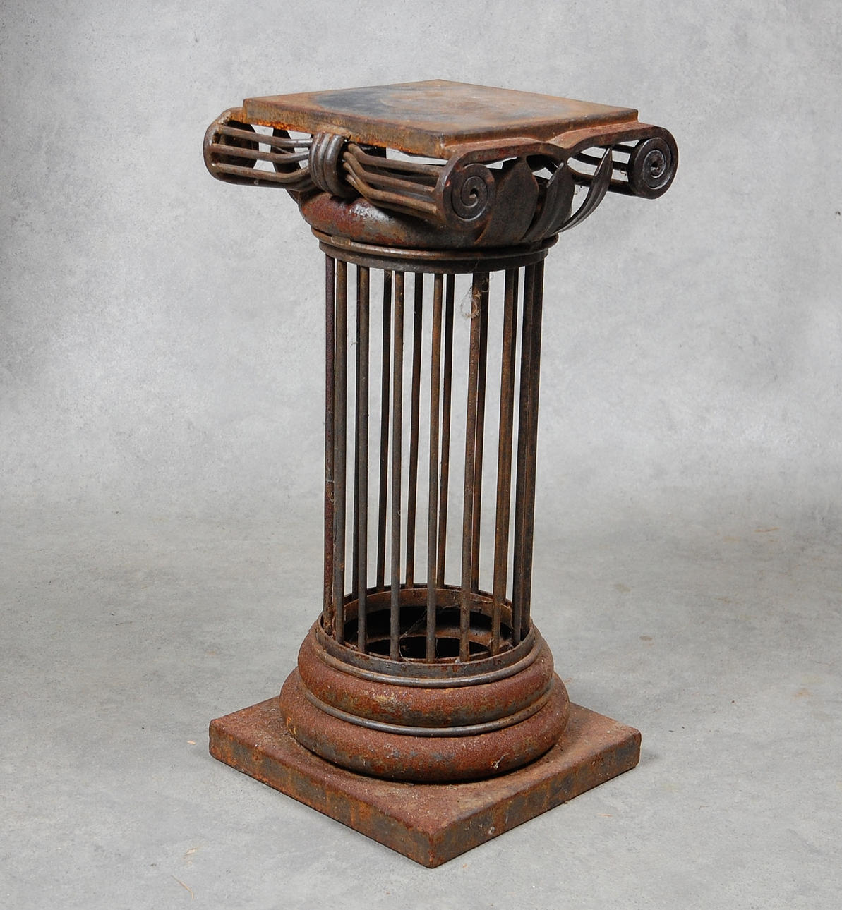 TRÄDGÅRDSPIEDESTAL, smide.