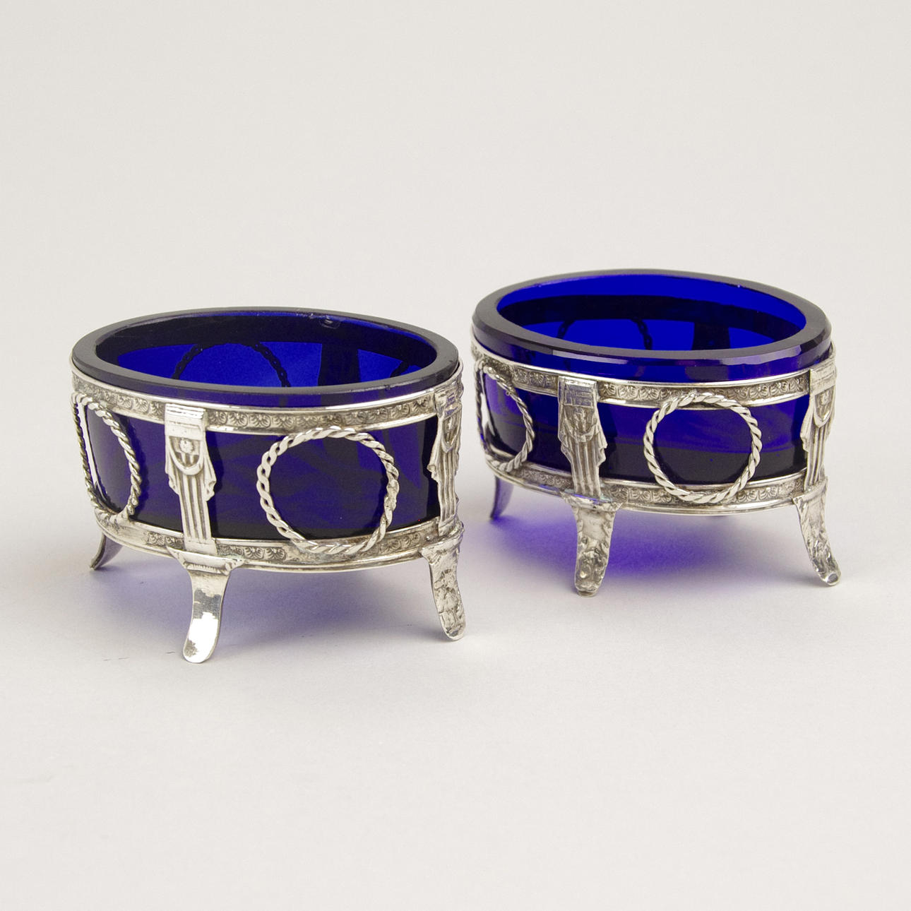 SALTKAR, 1 par, silver/glas, 1700/1800-tal, gustaviansk stil.