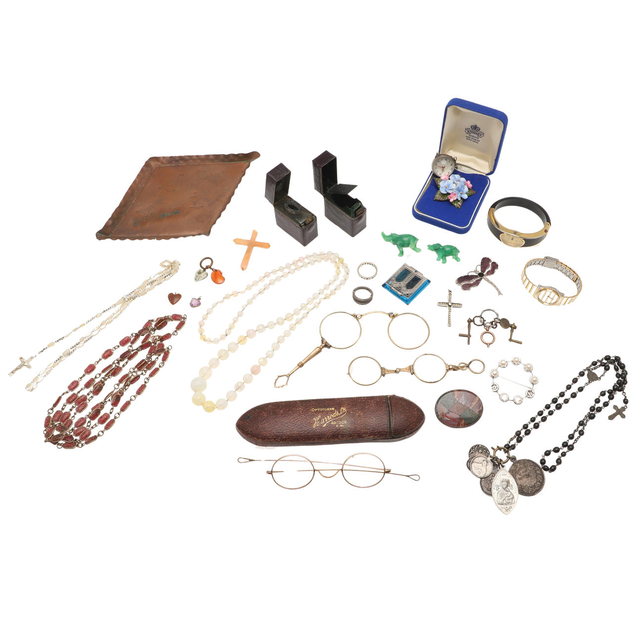 EN MÆNGDE SMYKKER OG SAMLEROBJEKTER.