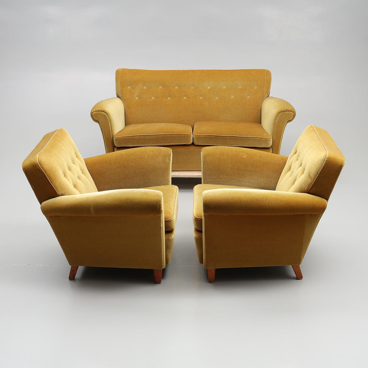 Eine 3-teilige Sofagarnitur, Mitte des 20. Jahrhunderts.