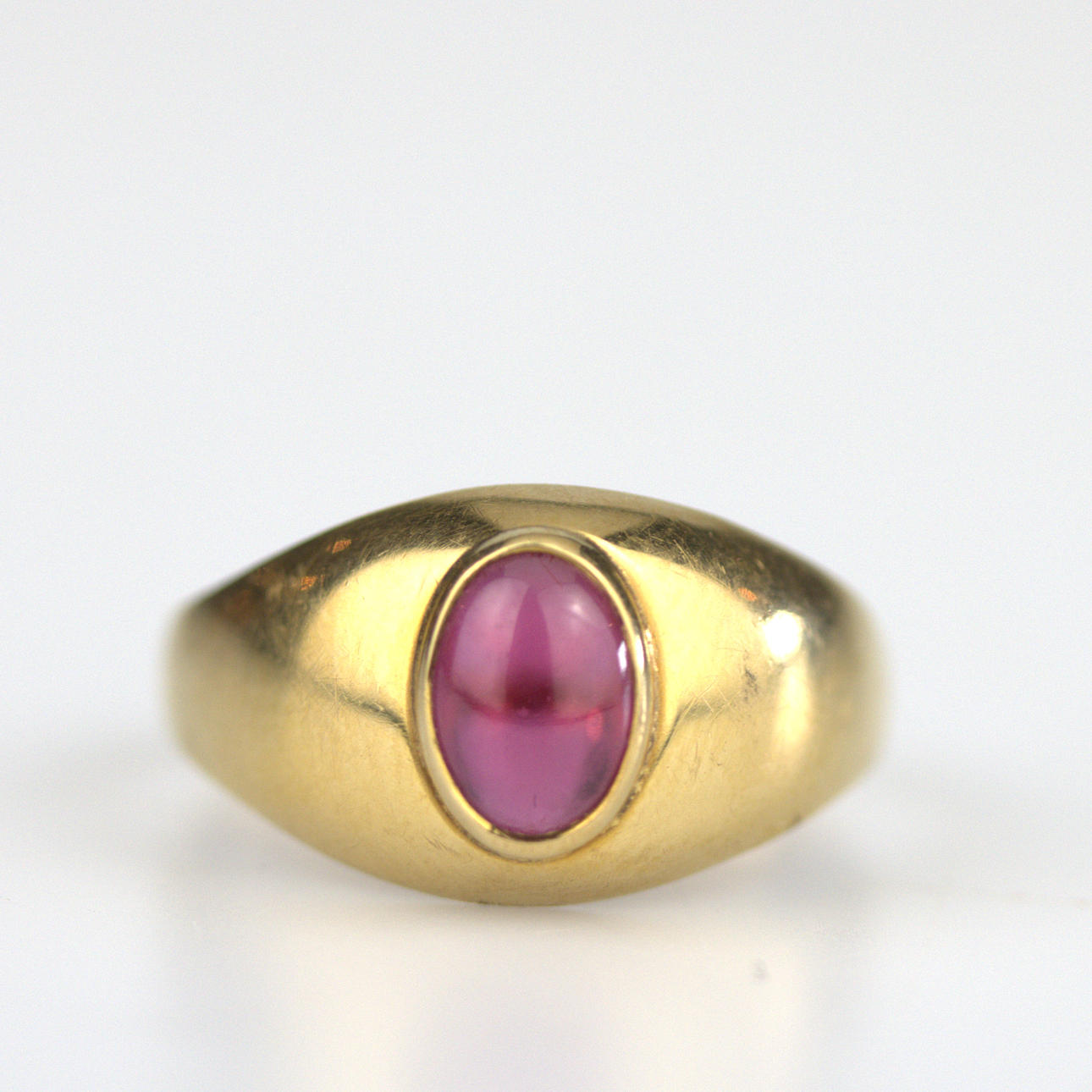A 18k gold ring with cabochon-cut ruby, Bengt Hallberg, Köping, 1959.