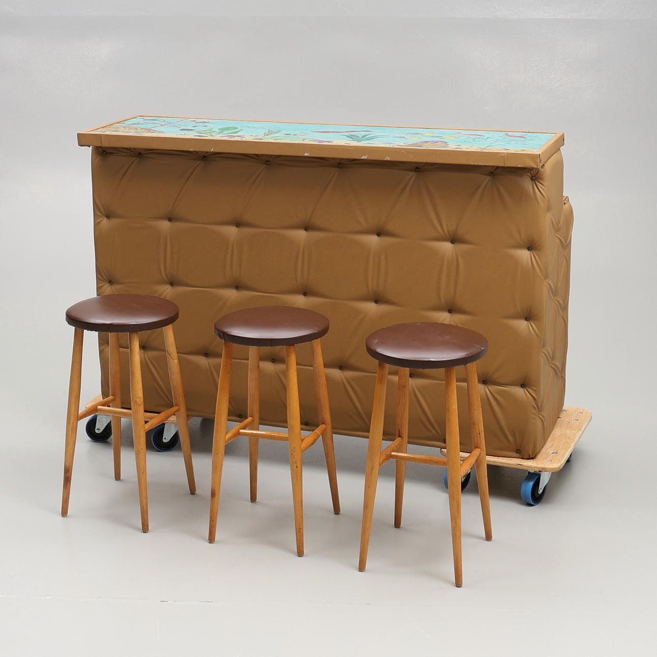 BAARITISKI JAKKAROILLA.