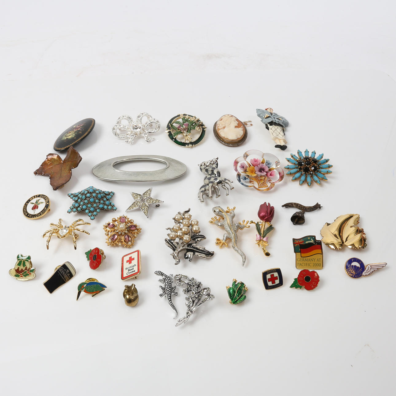 EN SAMLING AF BROCHER OG STIFTER (33).