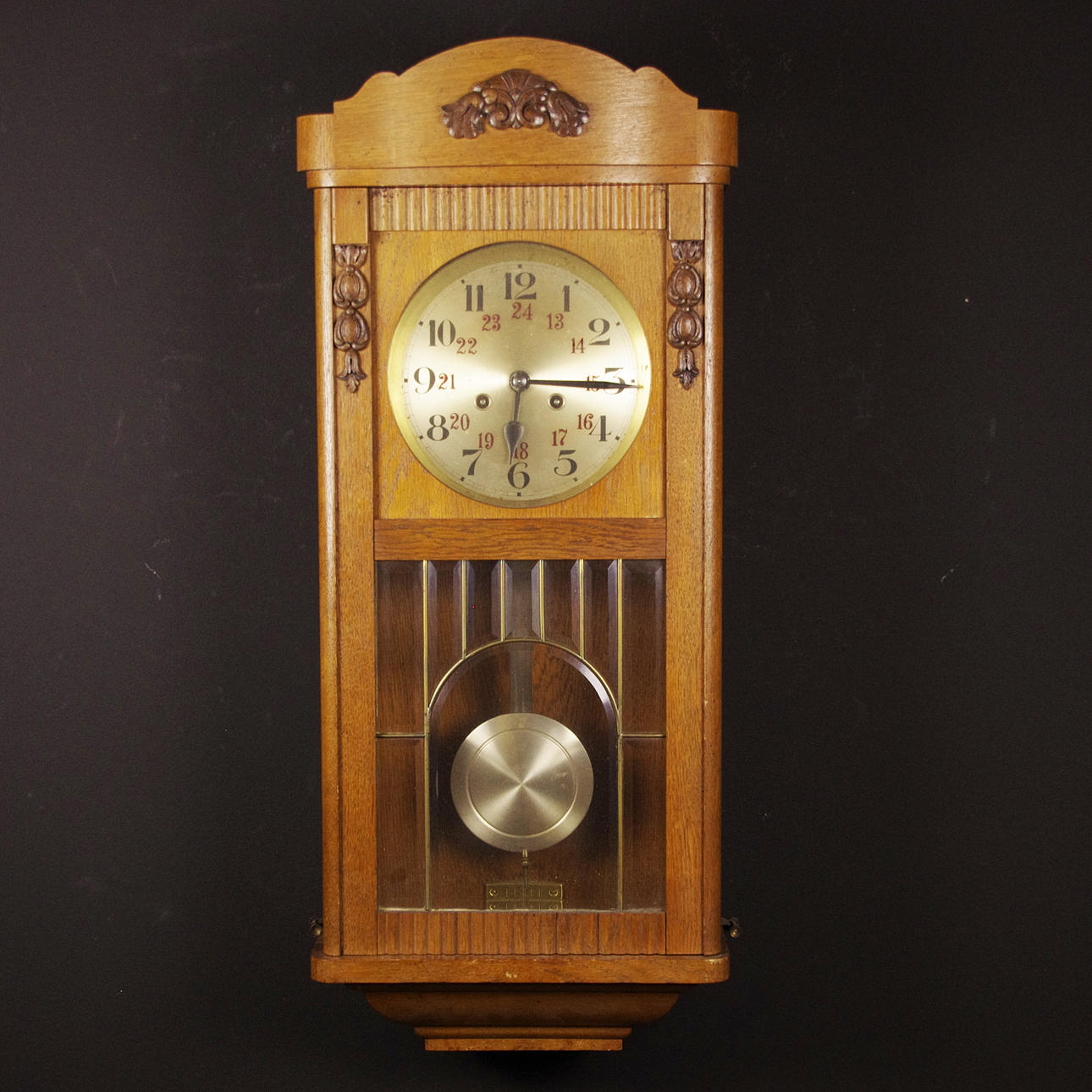 VÄGGUR, ek med fasettslipat glas, 1900-talets första hälft.