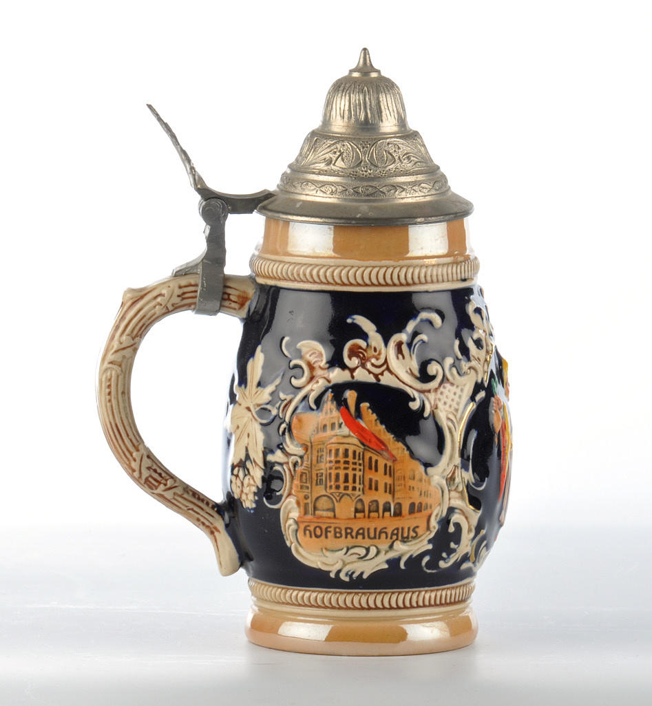 MÜNCHENER KINDL, BIERKRUG. Lättad vägg med Hofbräuhaus och Frauenkirche.