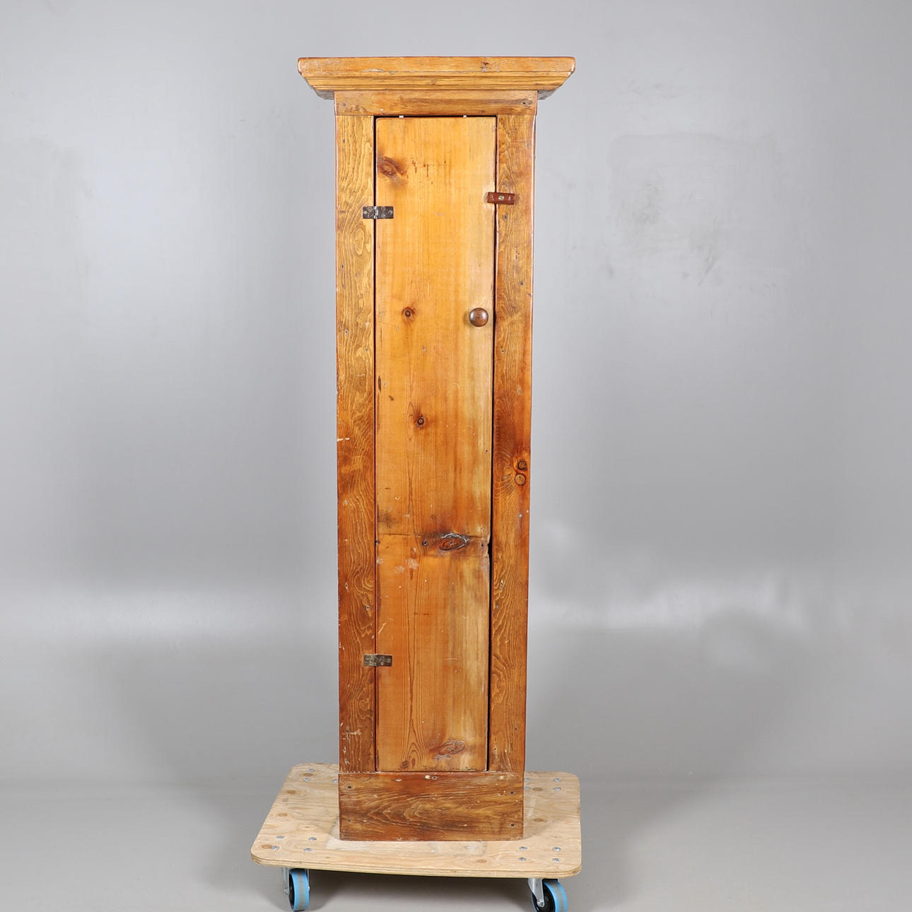 A TALL OAK SINGLE DOOR CUPBOARD.