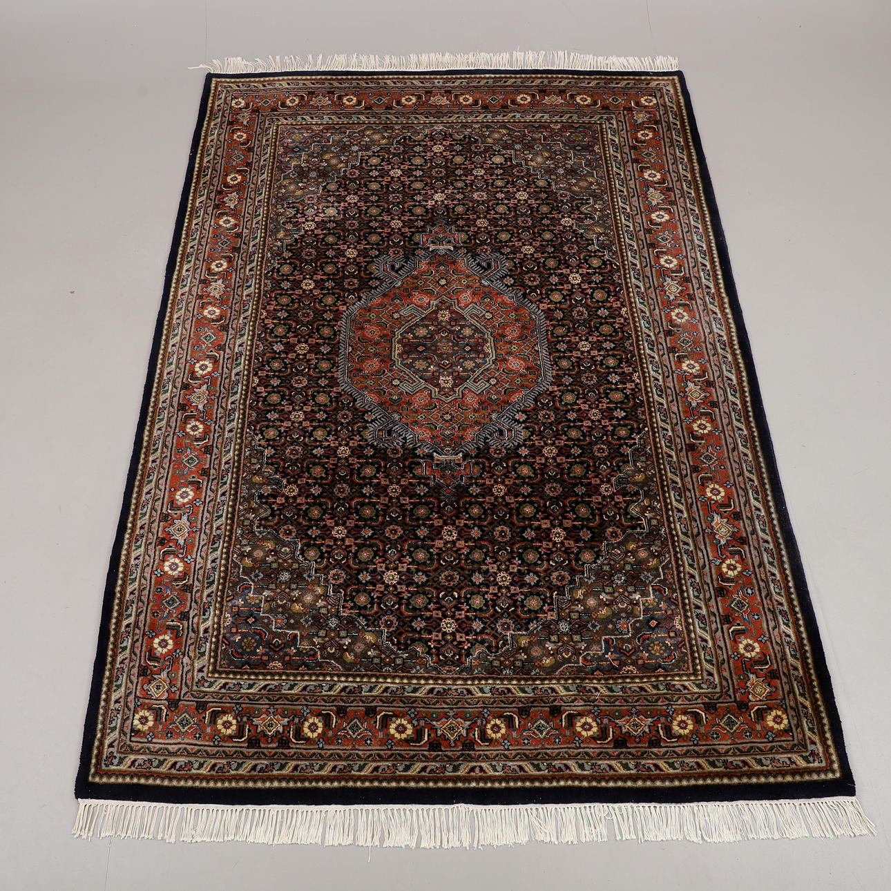 EIN TEPPICH, Indo-Bidjar, Indien, Maße 307 x 203 cm.