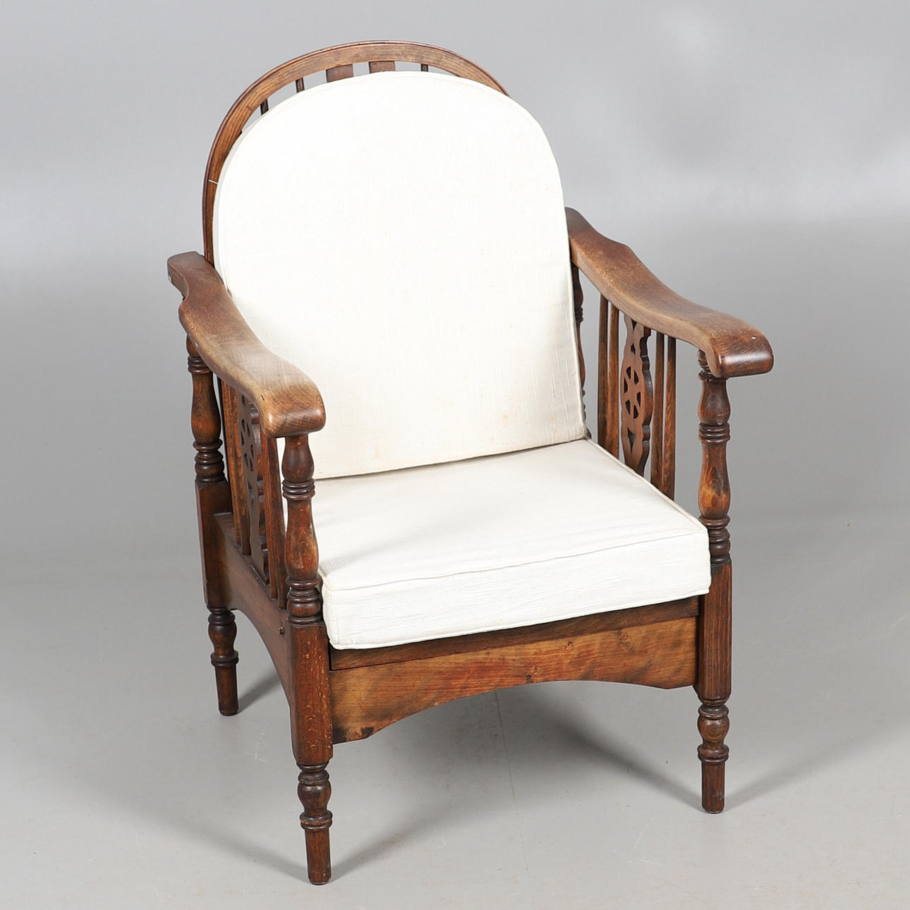 LEPOTUVA PUINEN NOJATUOLI.