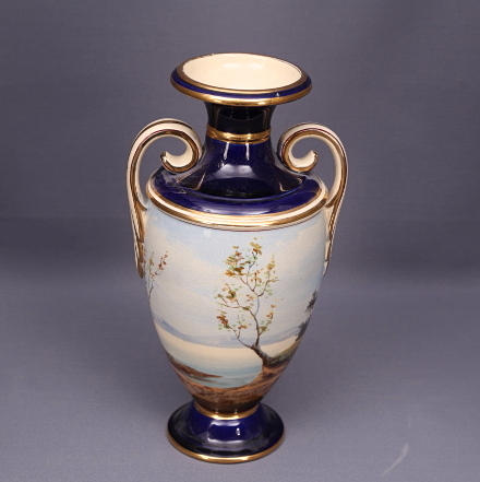 VAS med hänklar, porslin, Rörstrand, landskapsmotiv.