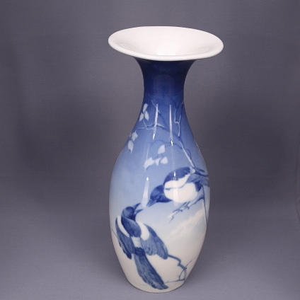 TRUMPETVAS, porslin, djupstämplad GL, Rörstrand, 1900-tal, två skator.