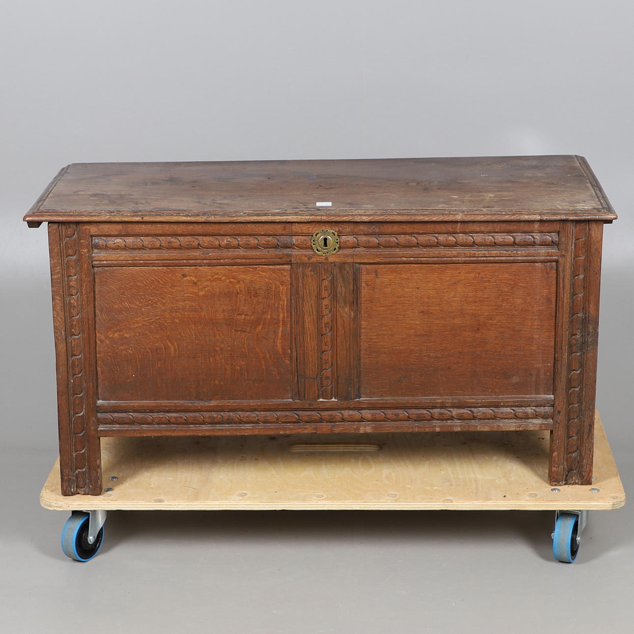 ANTIKE EICHENTRUHE - GESCHNITZTE INITIALEN.