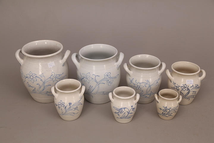 KRUKOR med hänklar, 7 st i serie, stenmassa, blåvita - Rörstrand, 1900-tal.