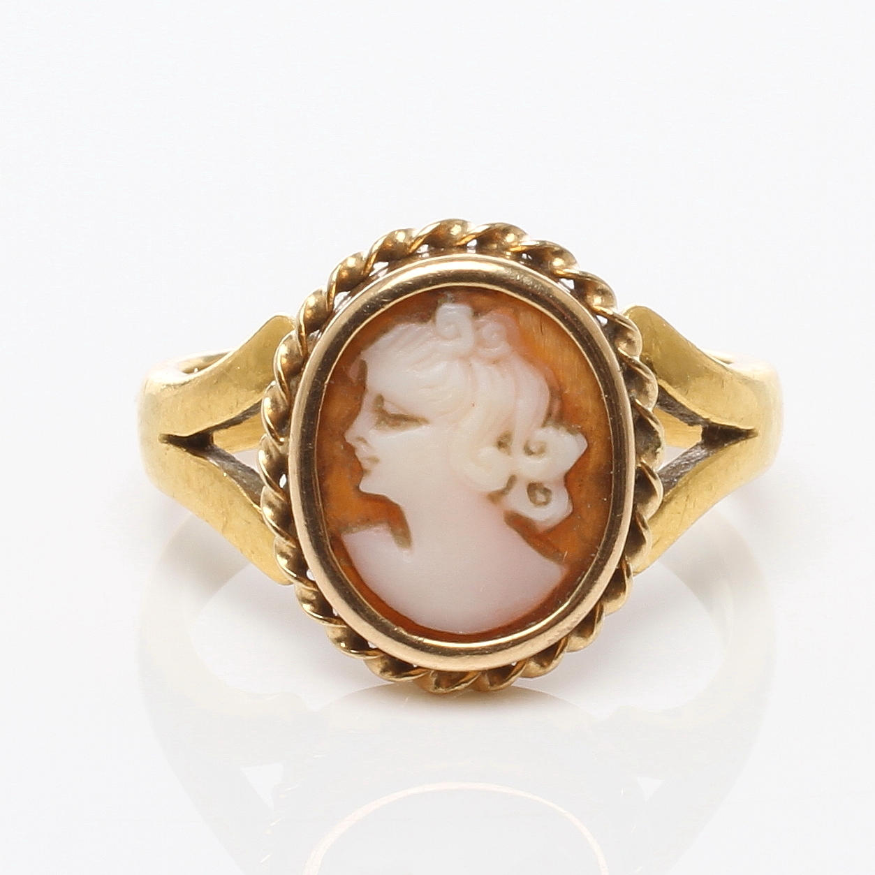 RING, 18k samt 23k guld med caméarbete, otydliga stämplar, 1800/1900-tal.