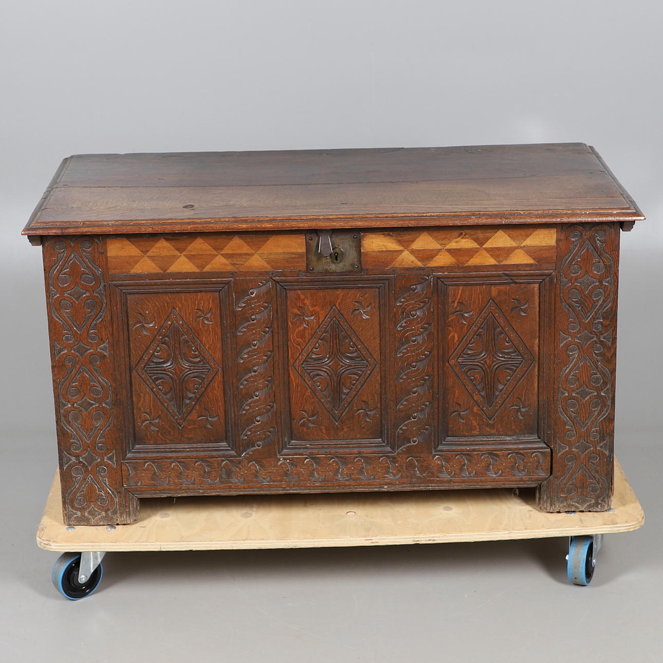 COFRE DE ROBLE TALLADO ANTIGUO.