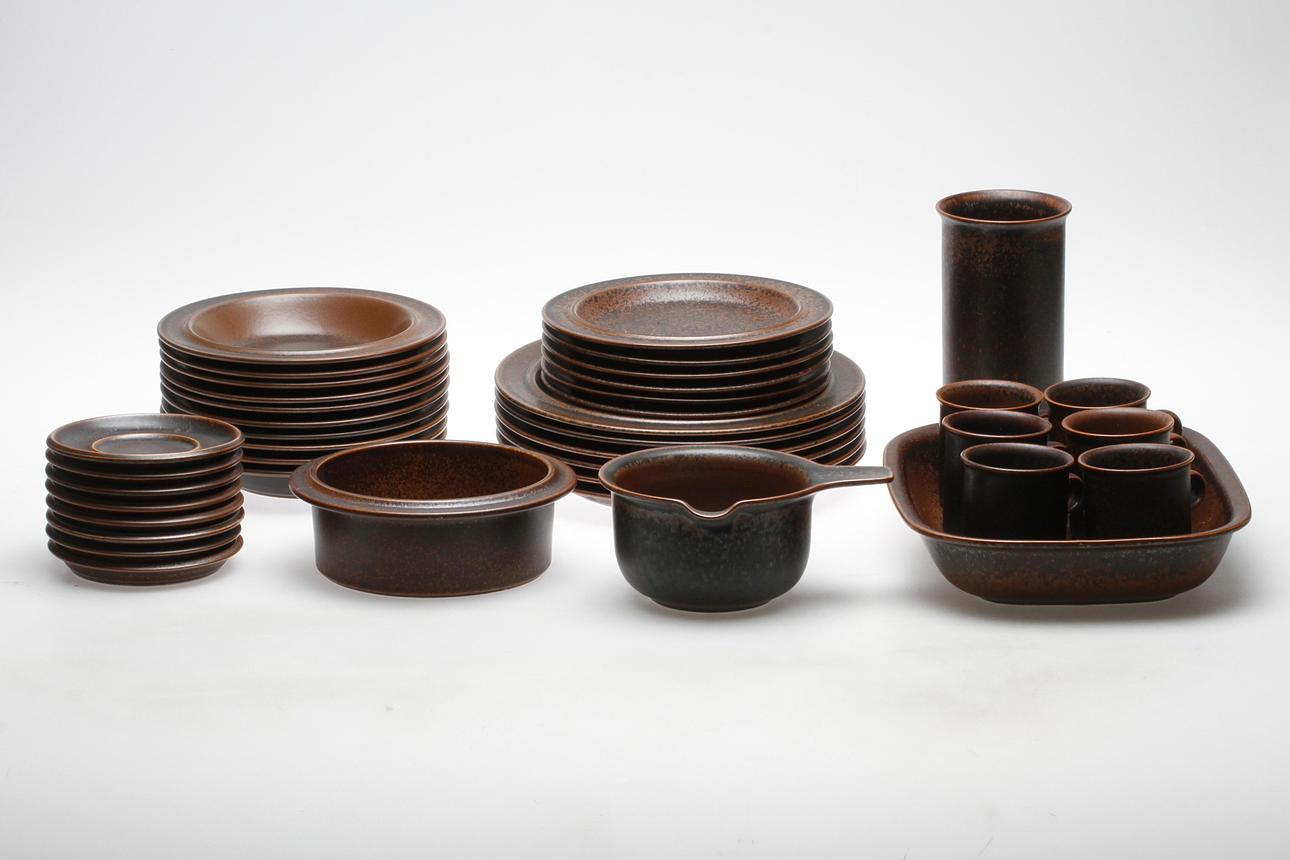 SERVISDELAR, 32 delar, stengods, "Ruska", Ulla Procope, Arabia, Finland.