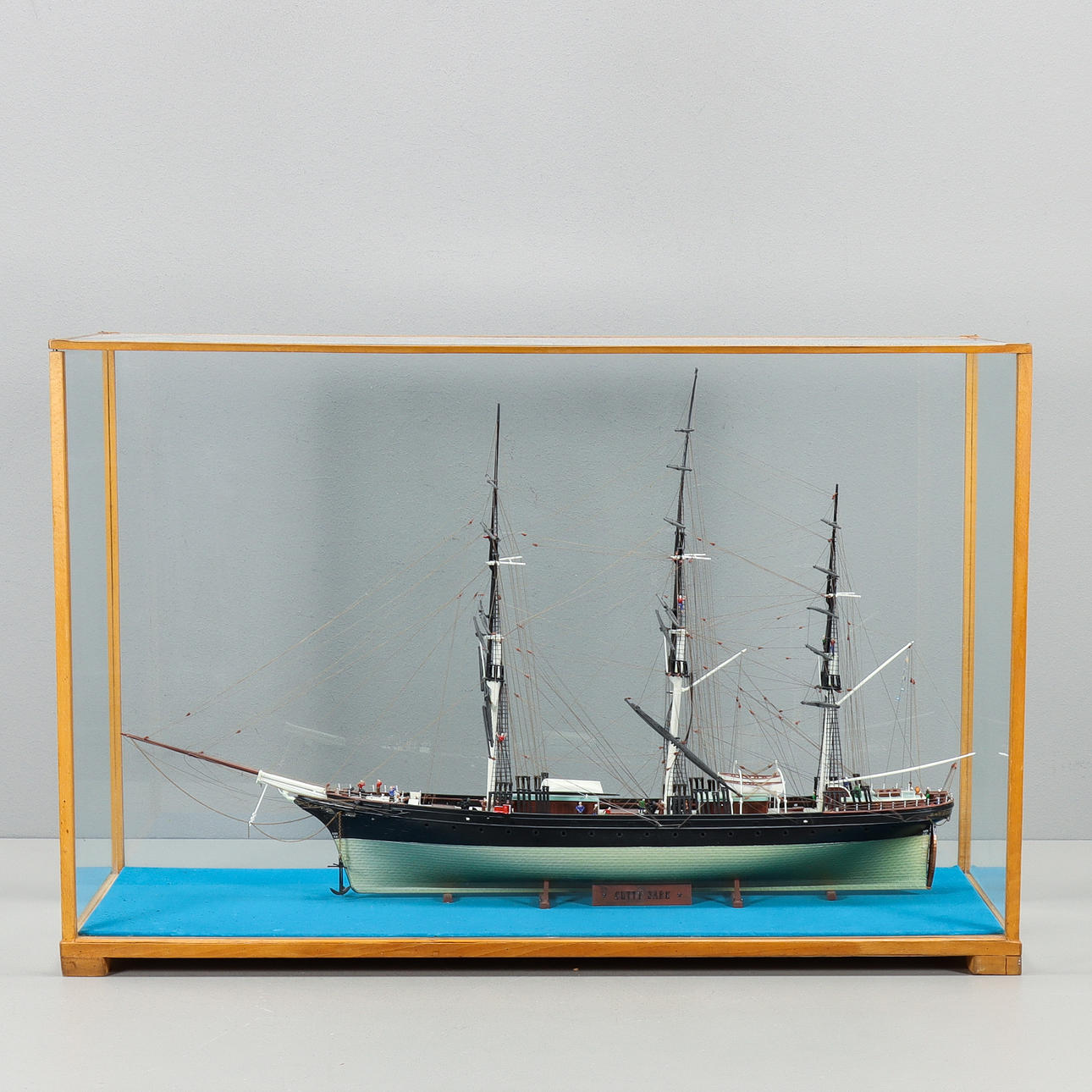 SCHIFFSMODELL Cutty Sark, in Glasvitrine.