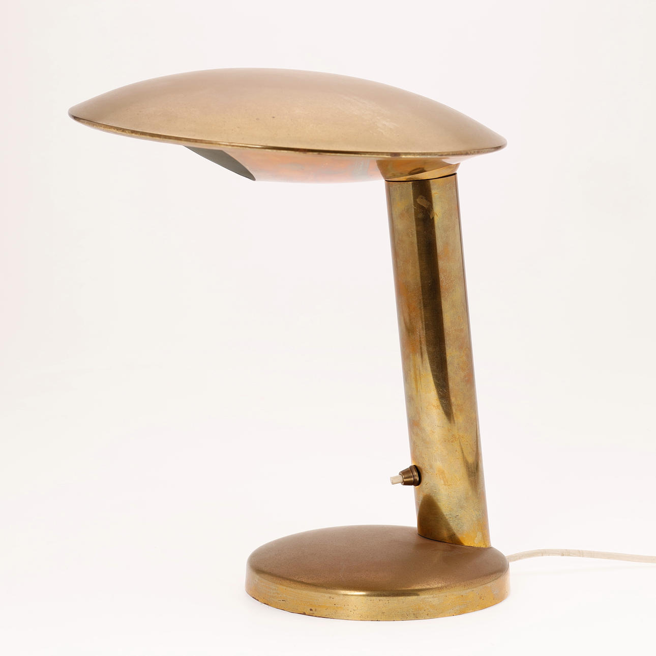 Tischlampe aus Messing, vermutlich skandinavisches Design.