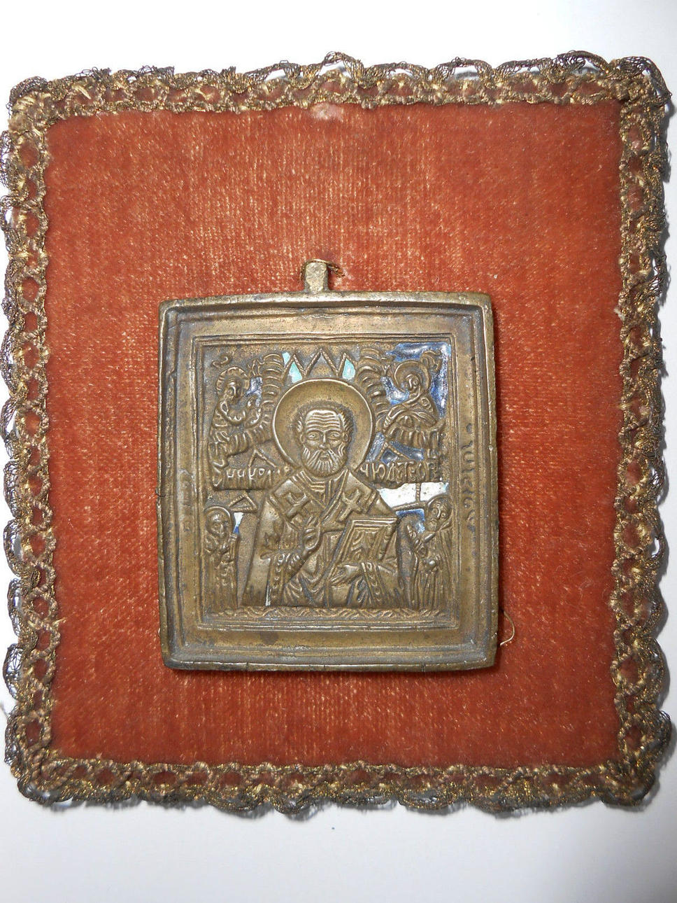 LITEN, MYCKET FINGJORD RYSK IKON, brons/mässing omkring 1750, med rester av vit och grön emalj, underbar patina, skildring av S:t Nicholas.