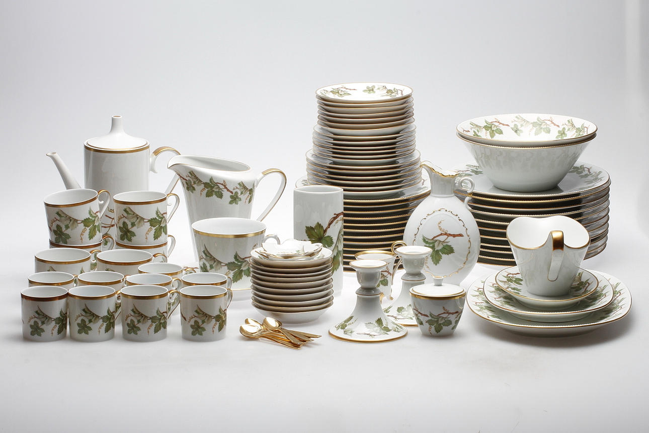 SERVISDELAR, 65 delar, porslin, "Vinranka", Hackefors.