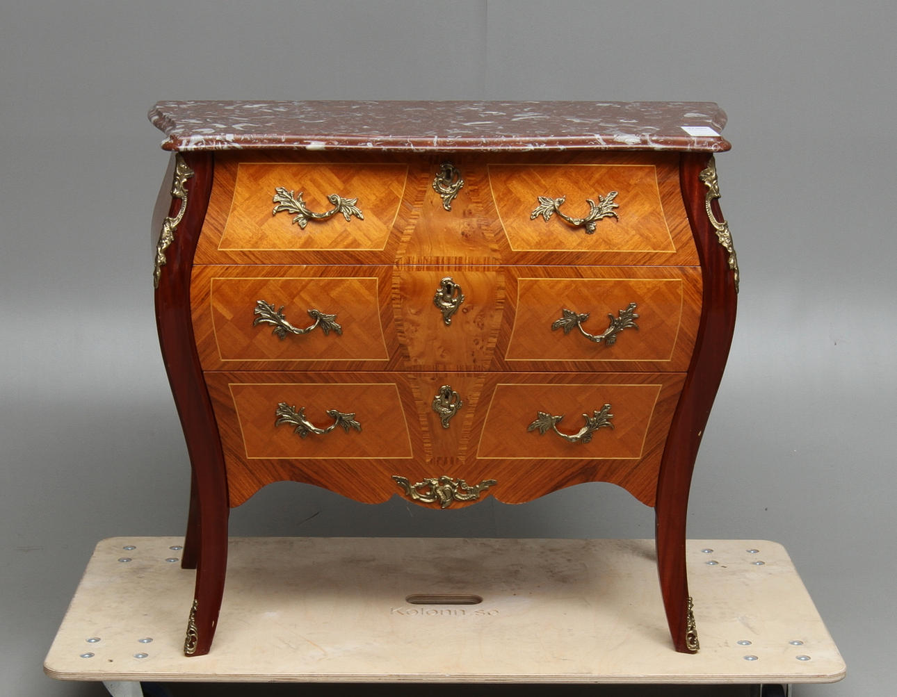 BYRÅ, med stenskiva, Louis XVI stil, 1900-tal.