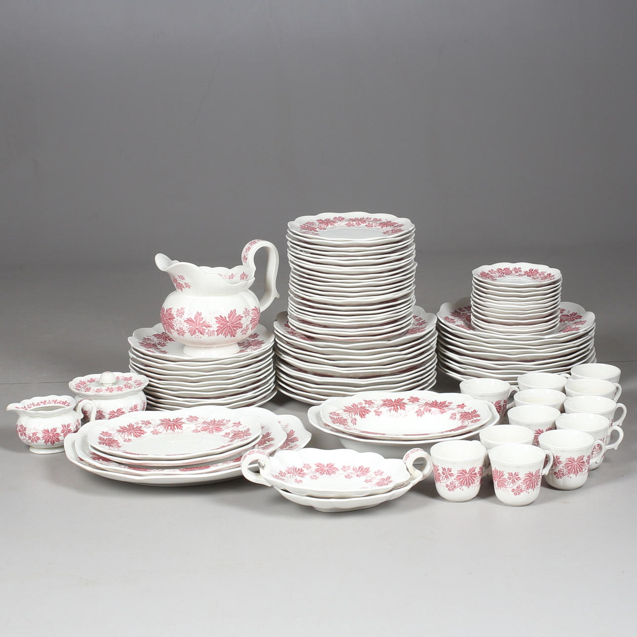 MATSERVIS, ca 94 delar, "Vinranka", Arthur Percy, Gefle, porslin, omkring 1900-talets mitt.