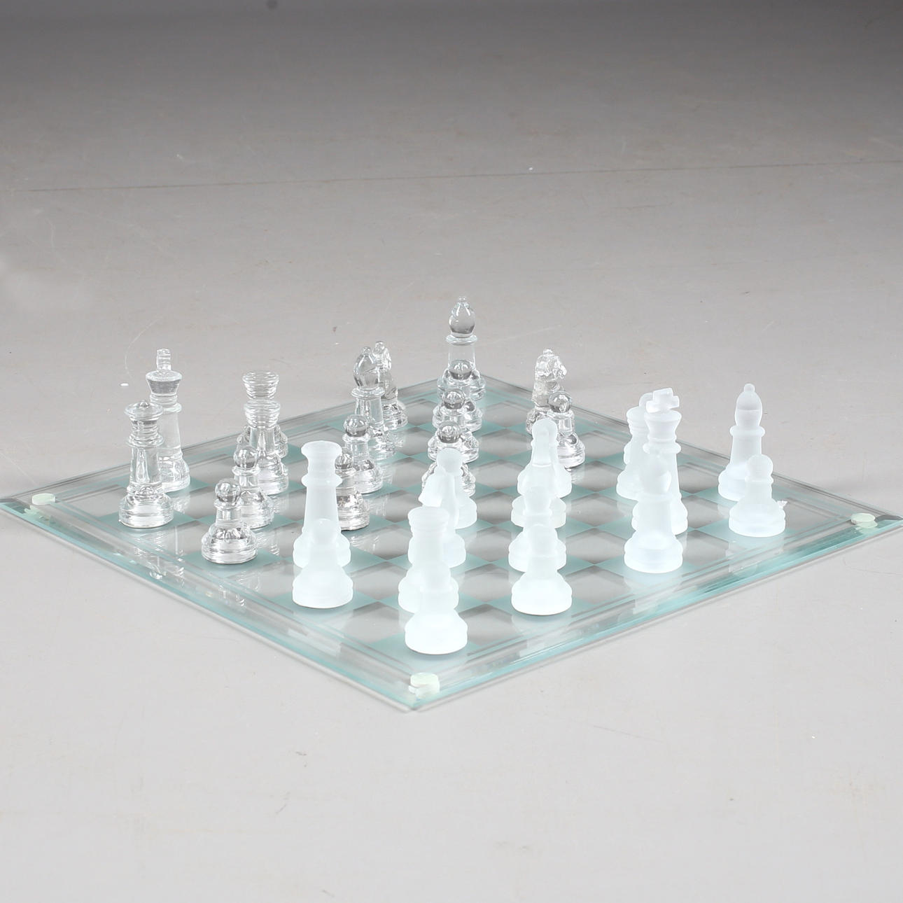 SCHACKBRÄDE med PJÄSER, glas, sent 1900-tal/samtida.