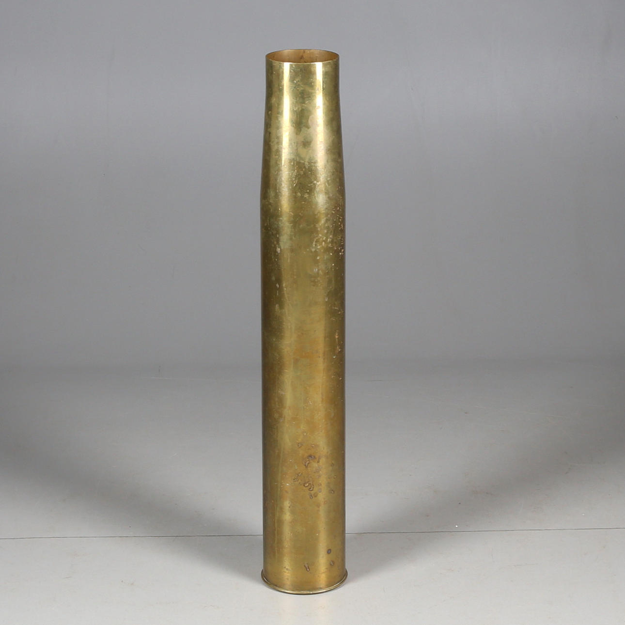 PATRONHYLSA, mässing, Höjd 78,7 cm, diameter 13 cm, 1900-talets första hälft.