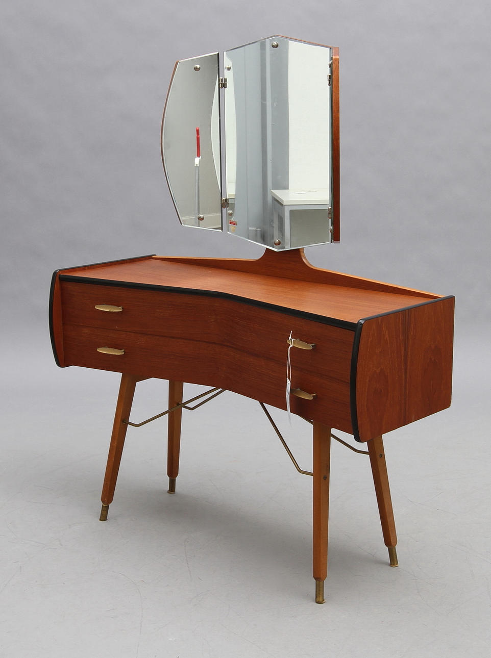 TOALETTBORD, JA Rothman Oslo, 1900-talets andra hälft.