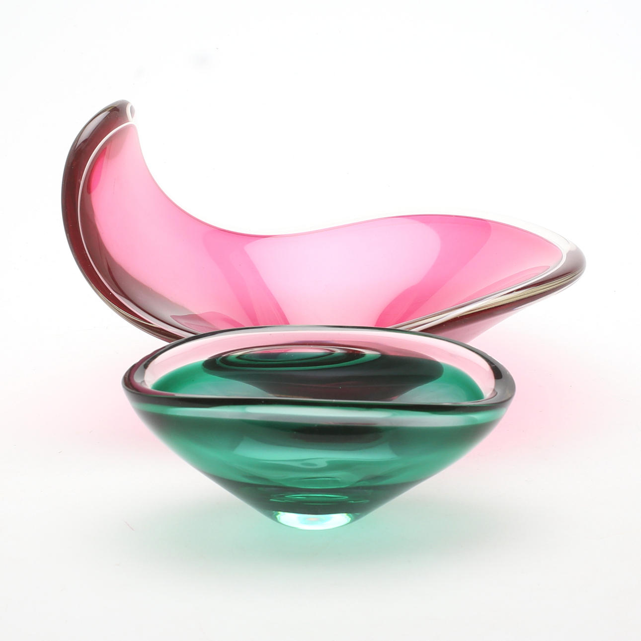 SKÅLAR, 2 st, glas, varav en från Paul Kedelv, Flygsfors, 1900-talets andra hälft.