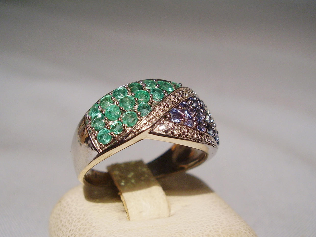 EMERALD SAFIRRING MED DIAMANTER silver 925, ädelstenar tillsammans 2.46 ct.