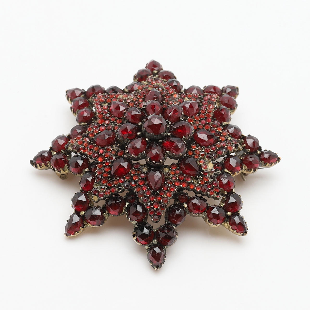 RINTANEULA, granat, omkring 1900.