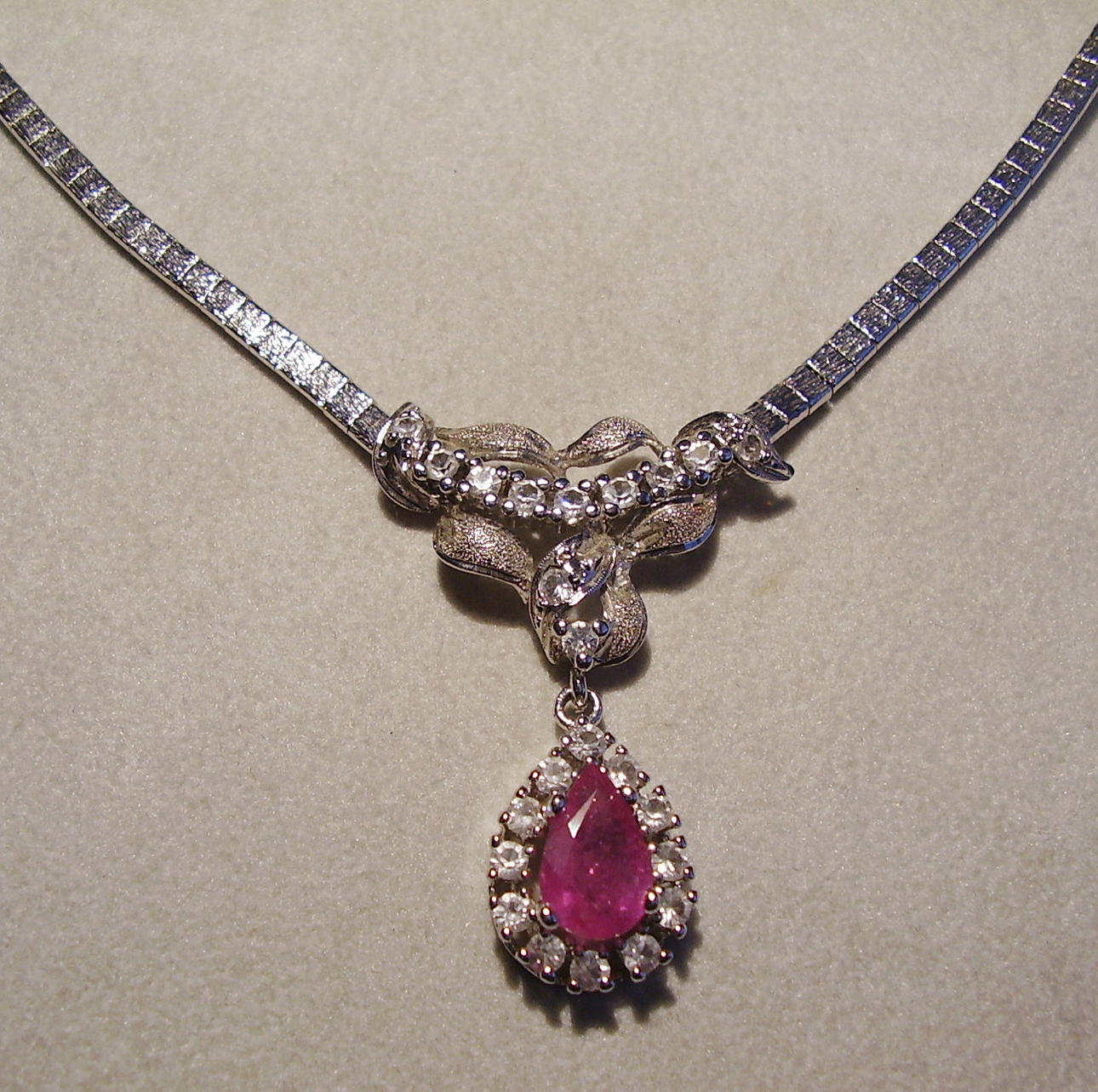 Rubinhalsband med zirkoniumoxid i vitguld look silver 925 Burma rubin 2,25 ct.