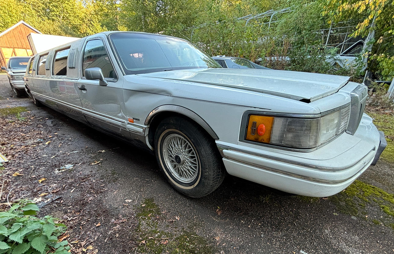 LINCOLN, model Town Car Limousine, 1994.