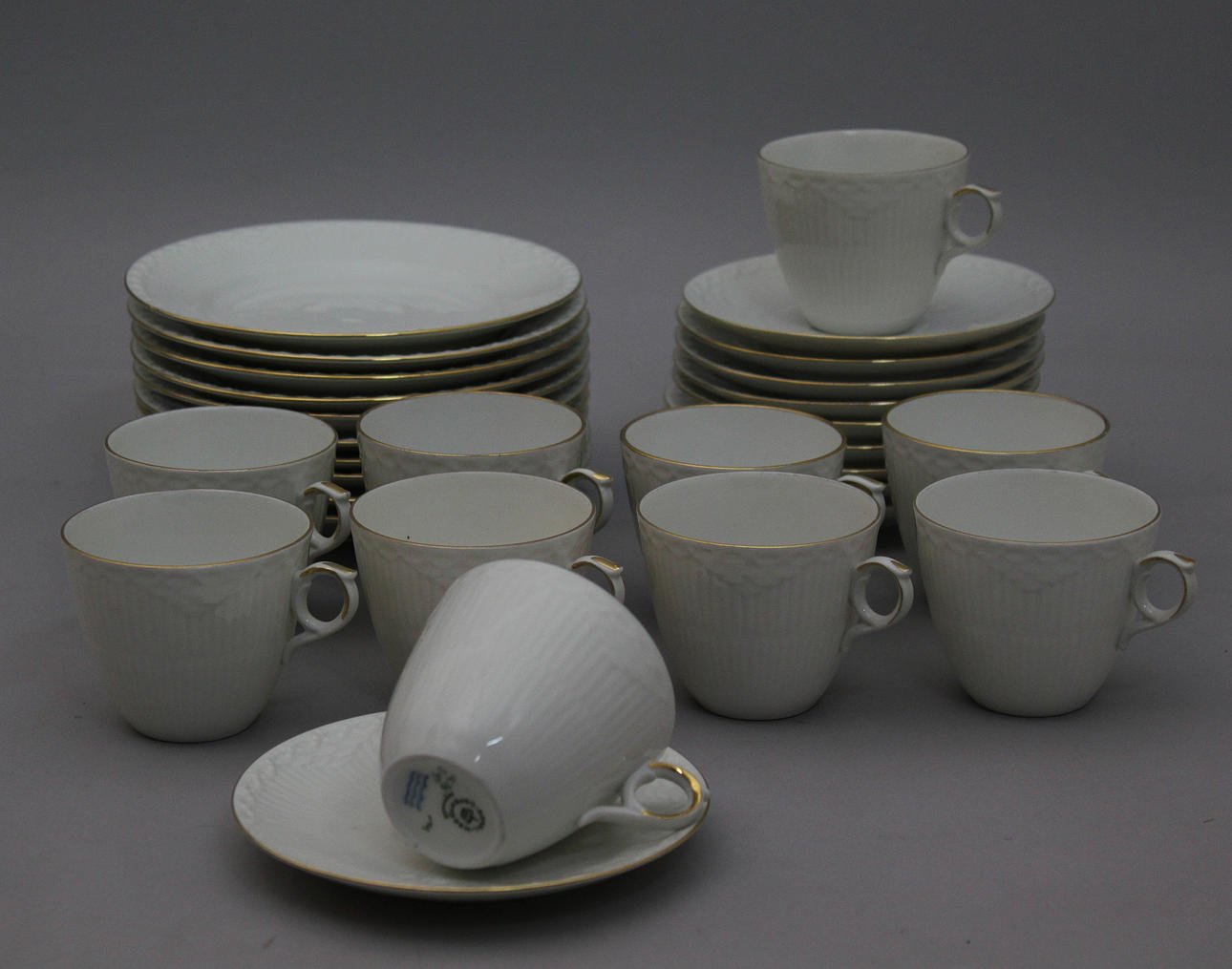 Parti porslin (30). Vit halvspets med guldkant. Royal Copenhagen. Made in Denmark.