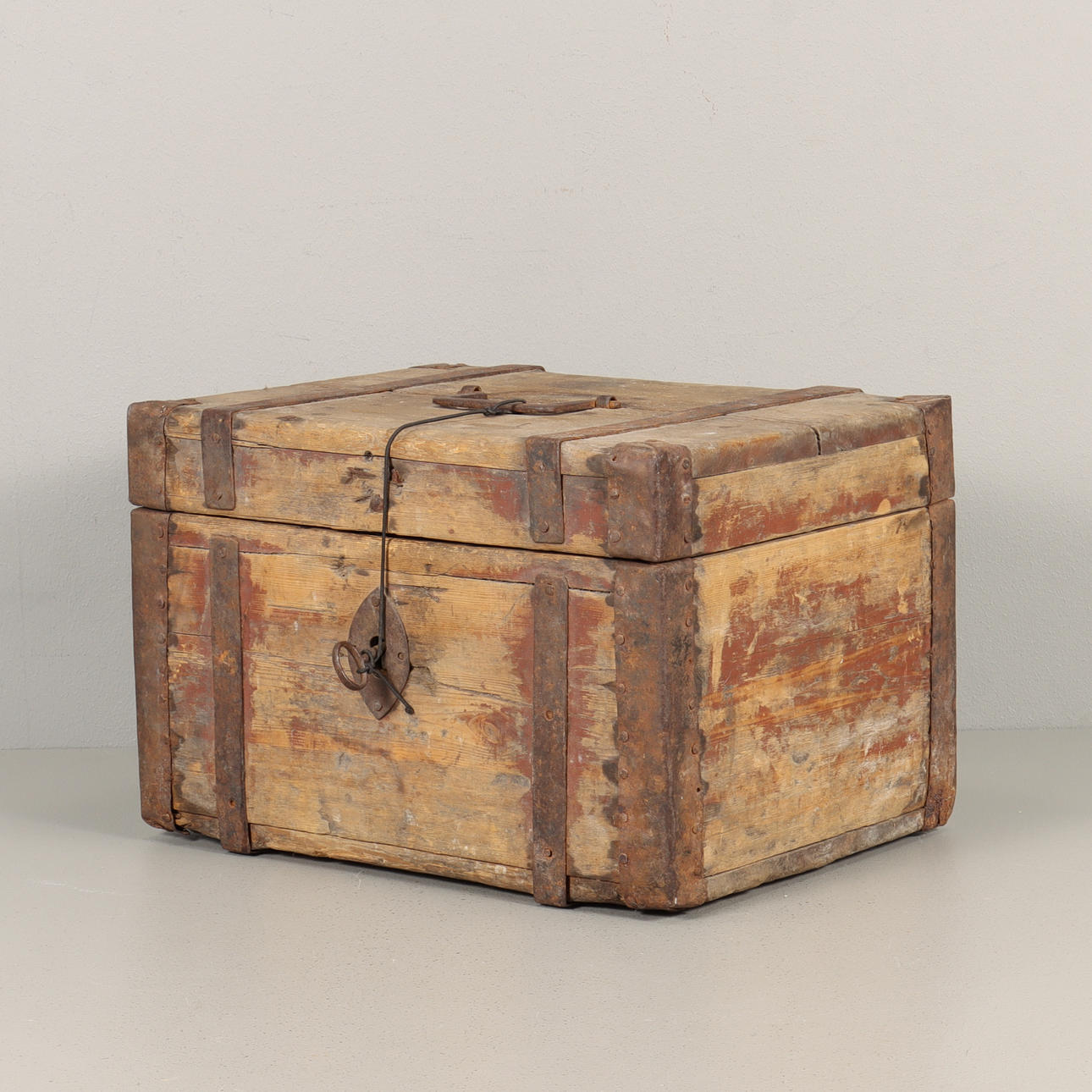 CAJA con herrajes forjados.