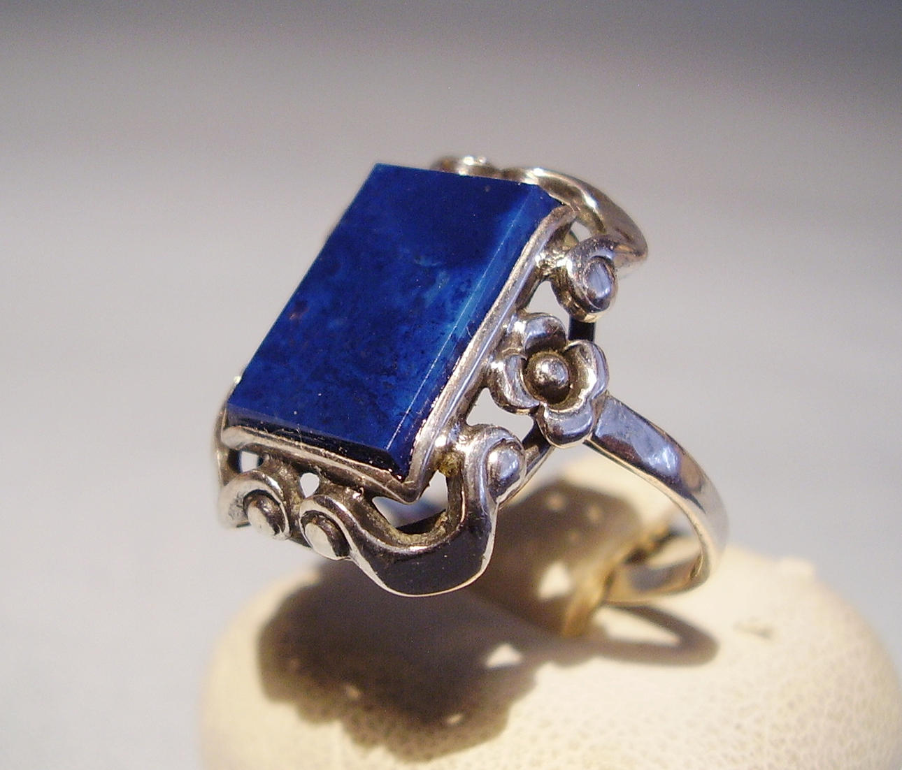 ART DECO-RING MED LAPIS LAZULI silver 800 runt 1920/25.