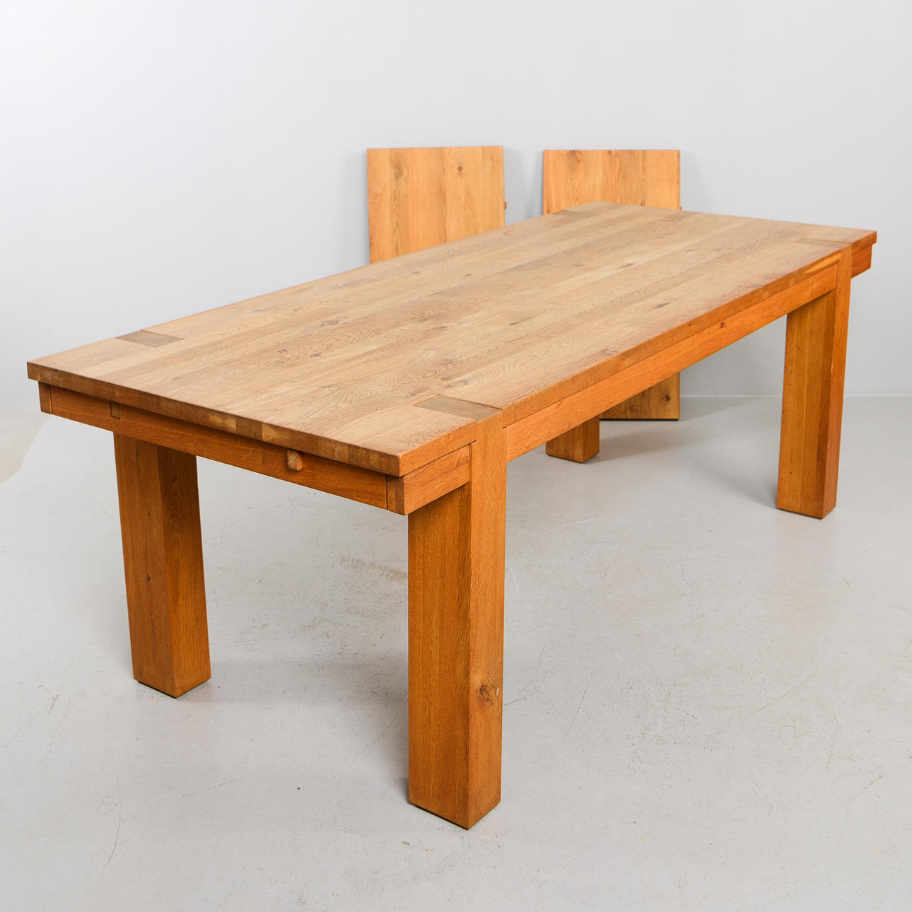 GROSSER ESSTISCH, Eiche, 21. Jahrhundert.