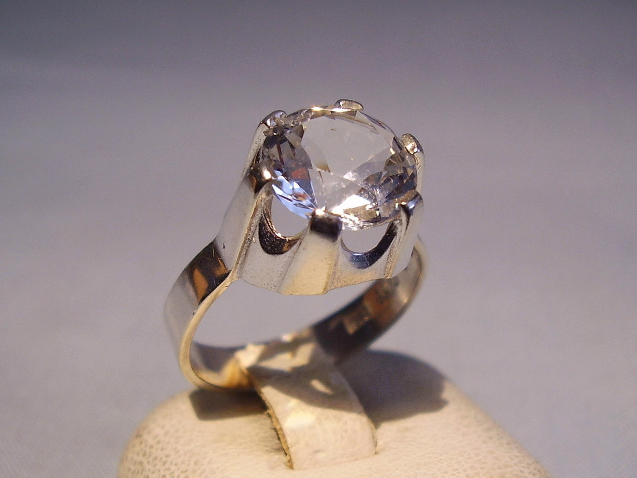 DESIGNER RING MED BERGKRISTALL silver 925 signerad Bengt Hallberg.