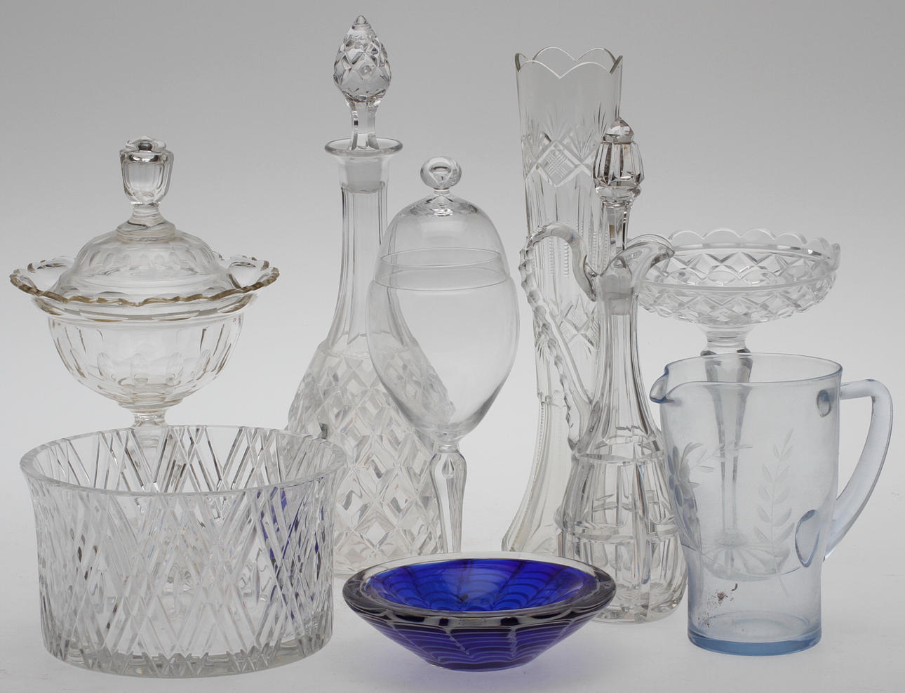 GLASFÖREMÅL, 9 delar, bl.a. Flygsfors, Johansfors, Sigvard Bernadotte.