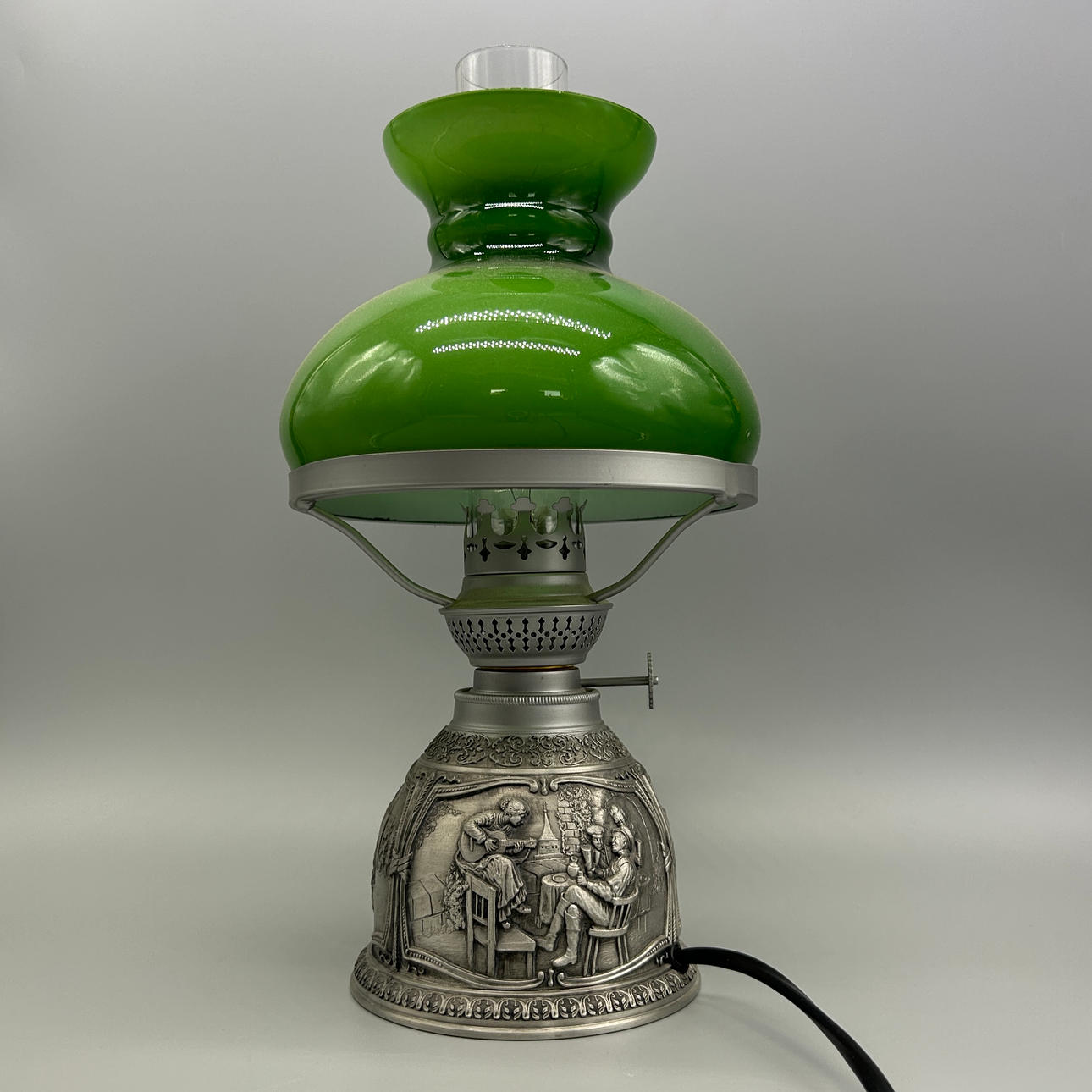 ELEKTRISCH UMGERÜSTETE PETROLEUMLAMPE MIT ORIGINALEM KOSMOS-BRENNER-DESIGN.