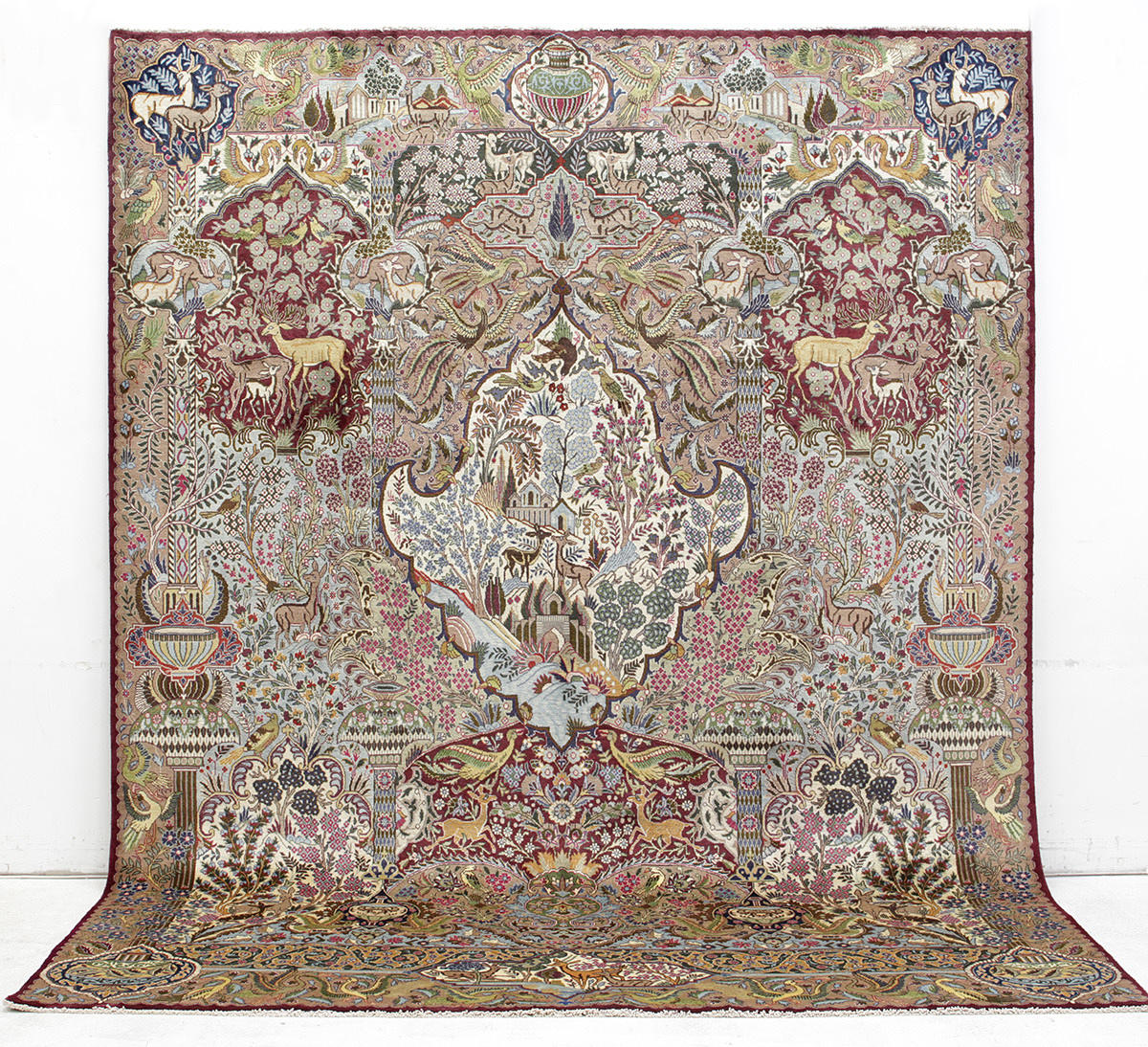 MATTA, Persisk, figural Kashmar, 395 x 300 cm.