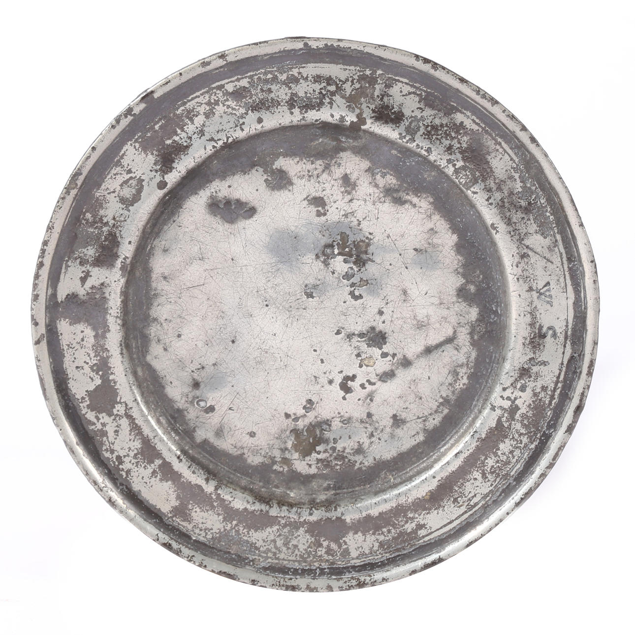 A RARE JAMES I PEWTER PATEN, DATED 1625.