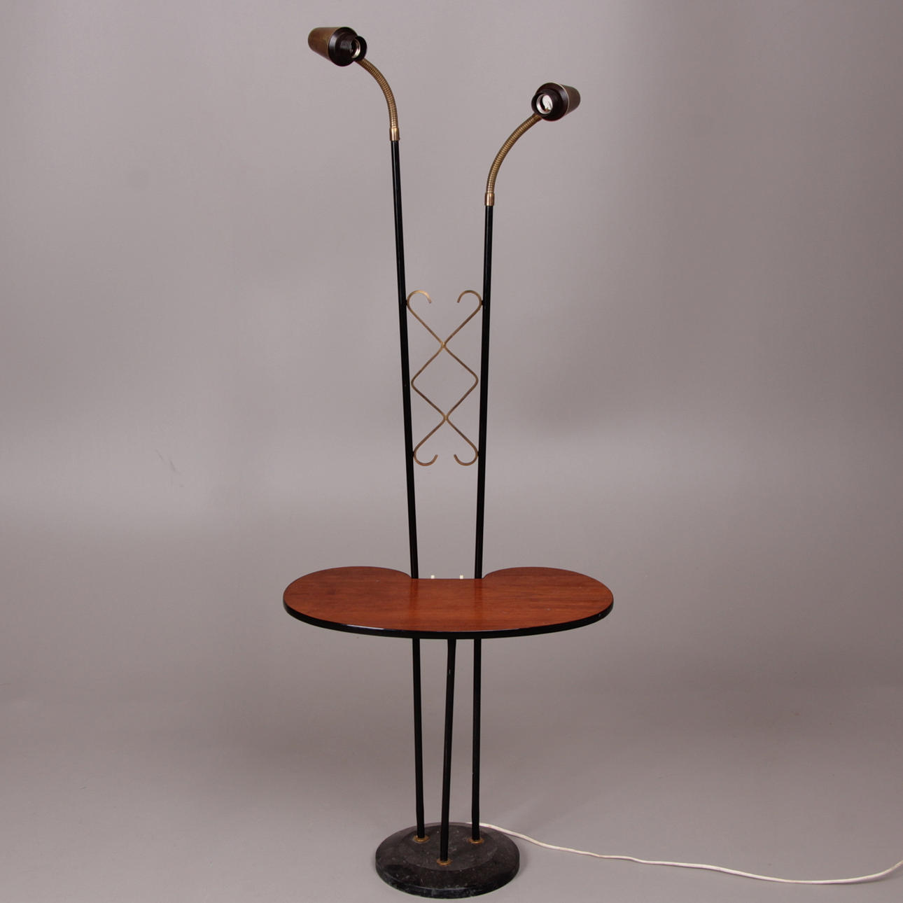 GOLVLAMPA, med bord, teak metall och mässing, 1900-talets mitt.