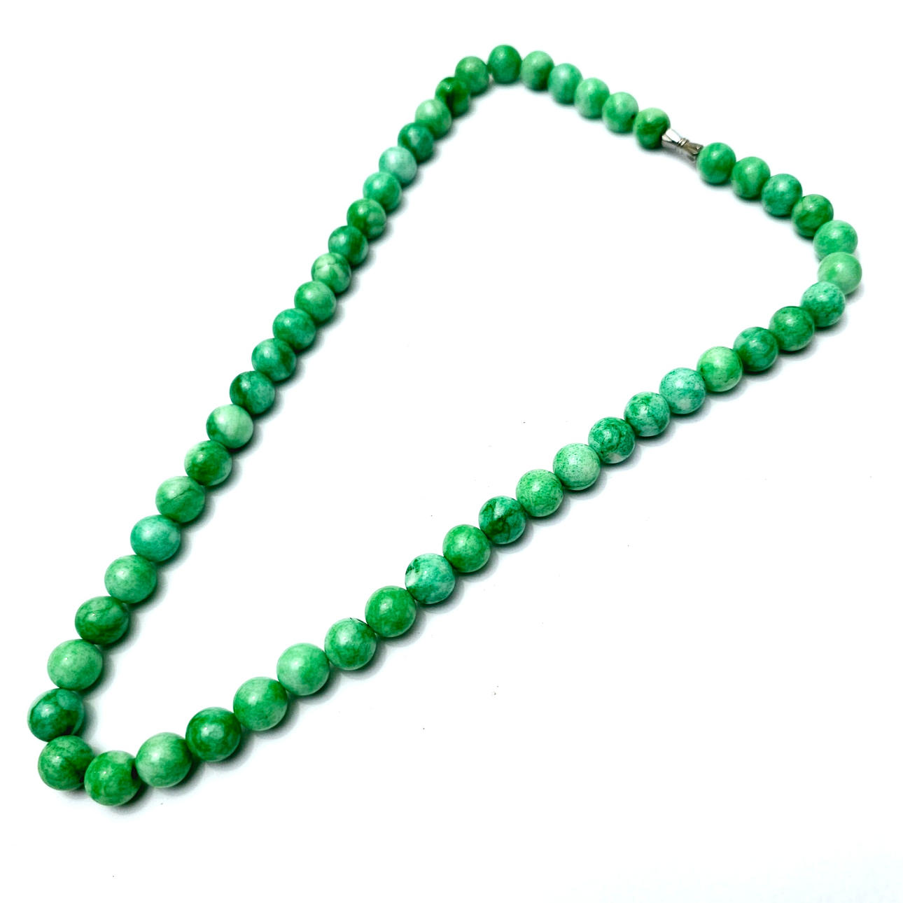 SELADONFARBENE JADEIT-PERLENKETTE.